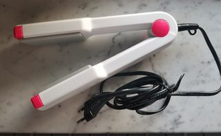 Piastra per capelli con 3 piastre accessorie.