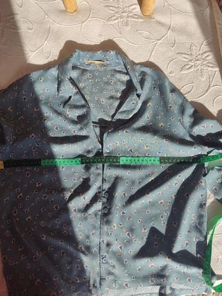 Camisa azul con florecitas 