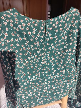 Blusa verde con florecitas