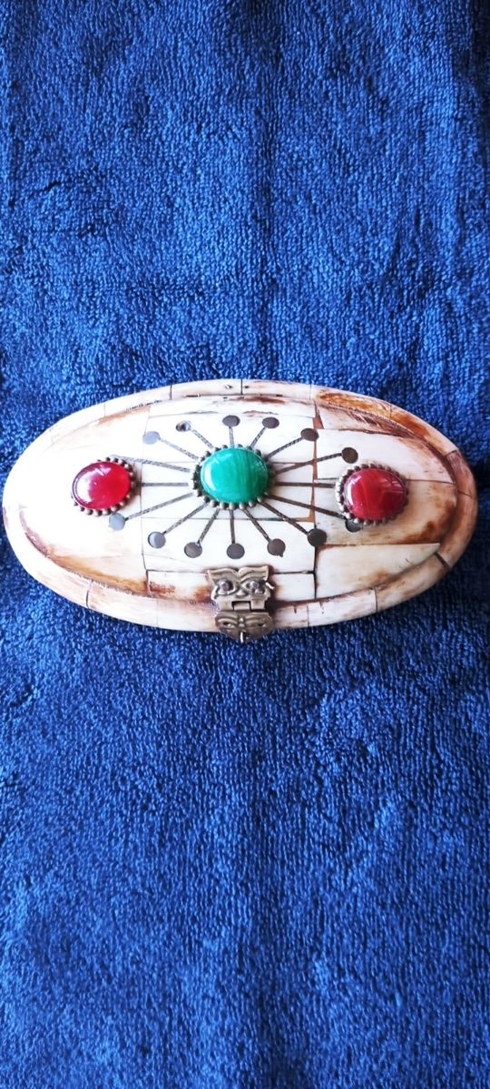 Caja de hueso y pedreria Tibetana.