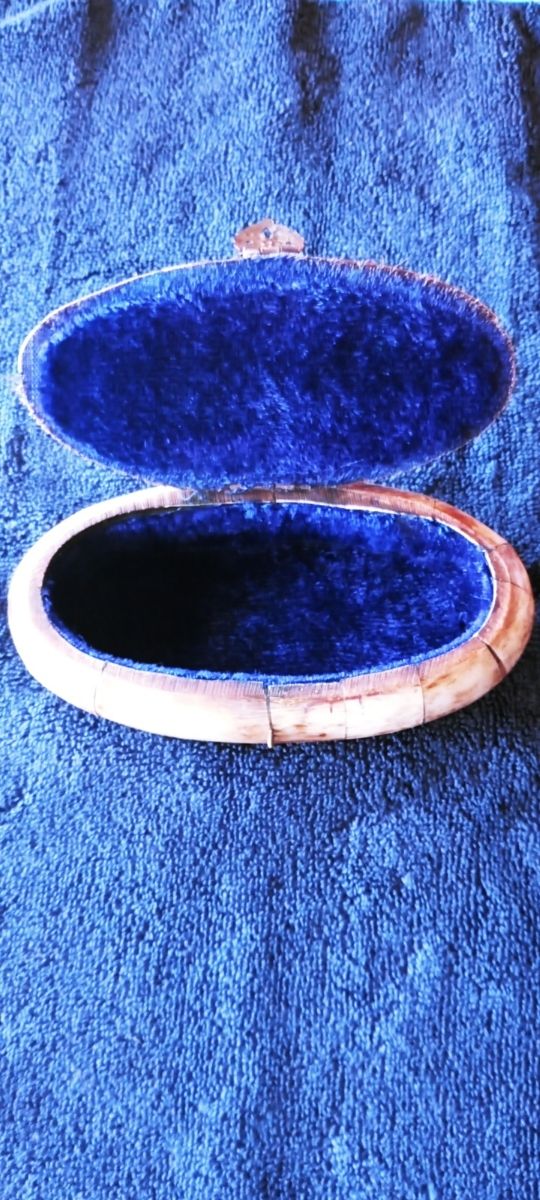 Caja de hueso y pedreria Tibetana.