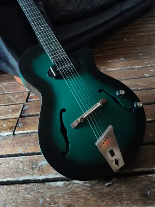 Guitarra artchop eko customizada hueca