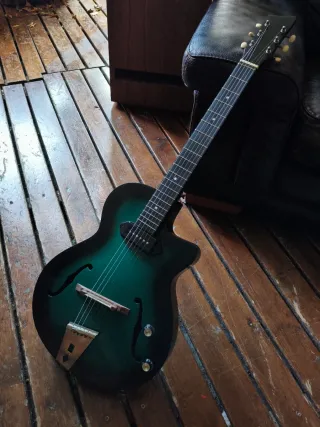 Guitarra artchop eko customizada hueca