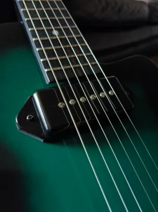 Guitarra artchop eko customizada hueca