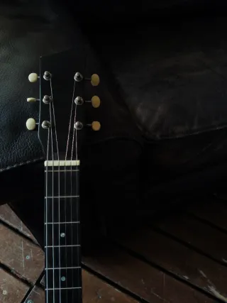 Guitarra artchop eko customizada hueca