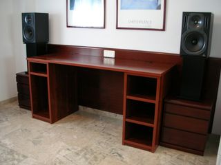 Mesa para equipo informático ó de grabación.