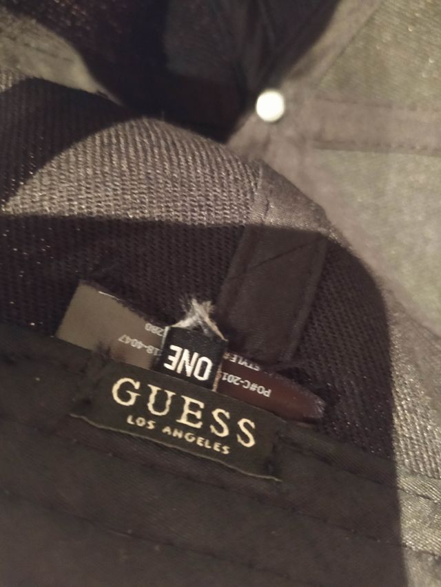 Gorra Guess