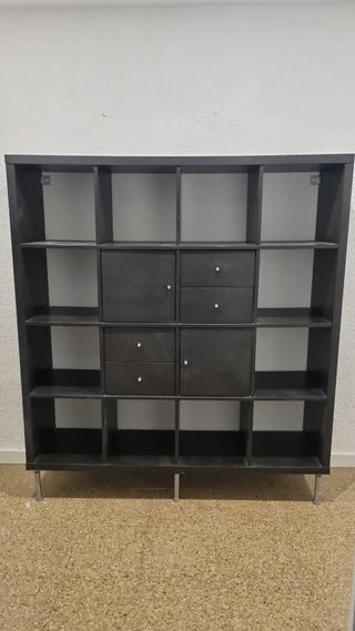 Estanteria 4x4 con cajones y patas