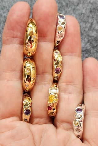 Anillos de circonitas de colores.