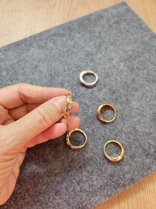 Anillos de circonitas de colores.