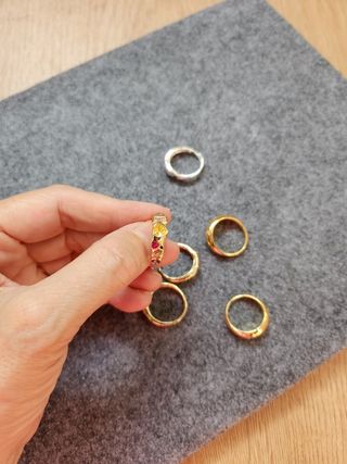 Anillos de circonitas de colores.