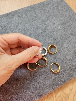 Anillos de circonitas de colores.