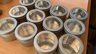 Botes metal y tapa transparente