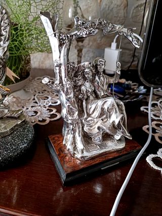 Statua di 2 fidanzati in altalena