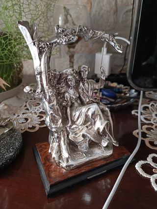 Statua di 2 fidanzati in altalena