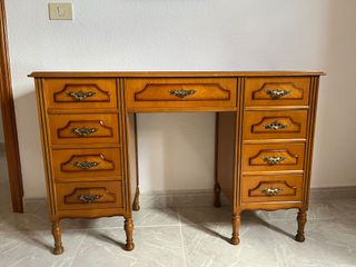 Conjunto de muebles en buen estado, madera buena.