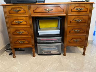 Conjunto de muebles en buen estado, madera buena.