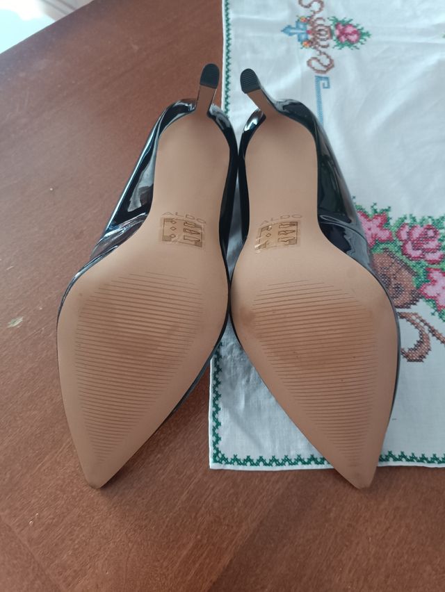 Scarpe con tacchi nere di vernice