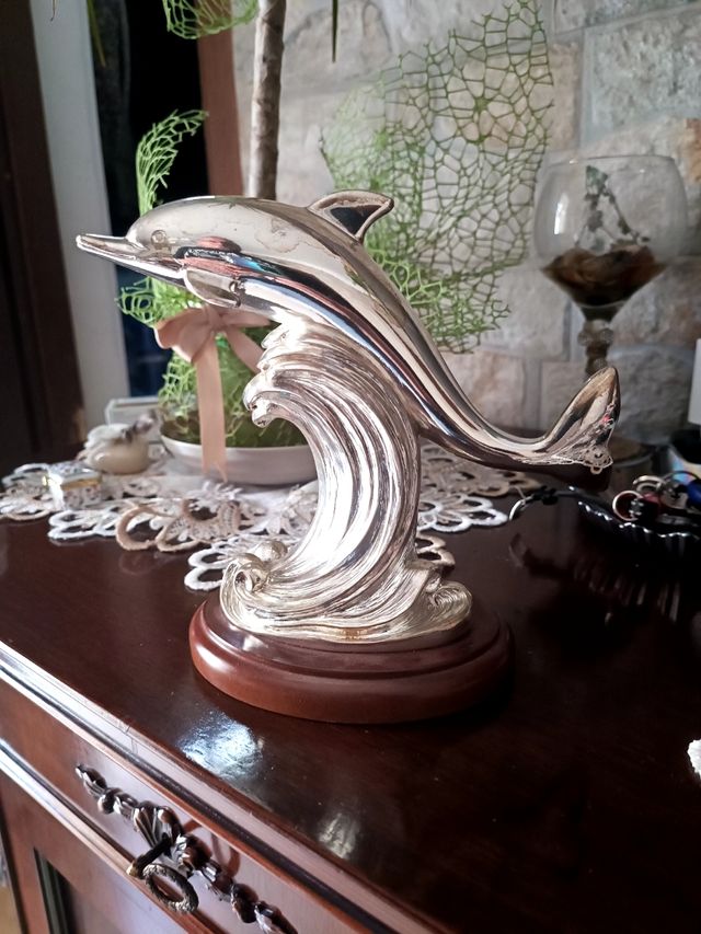 Statua di delfino laminato in argento