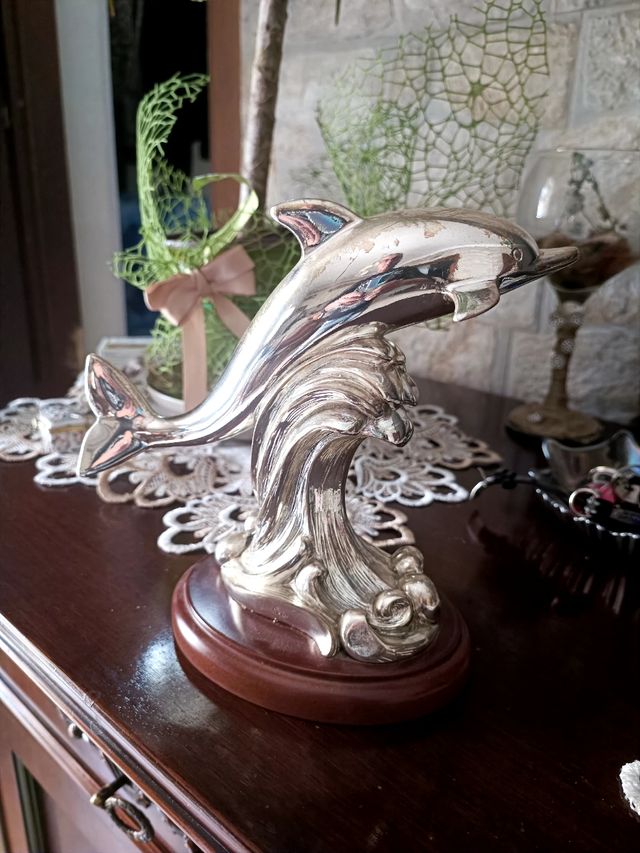 Statua di delfino laminato in argento