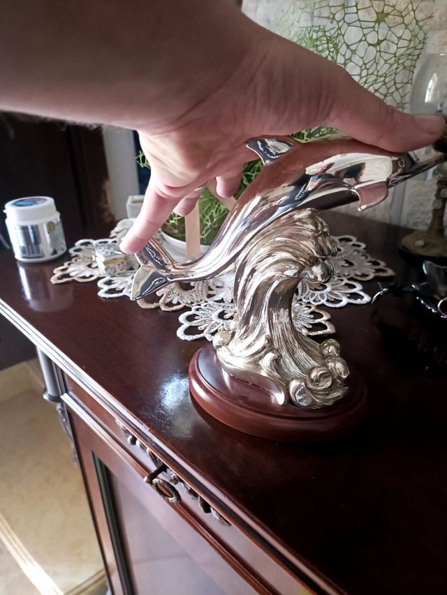 Statua di delfino laminato in argento