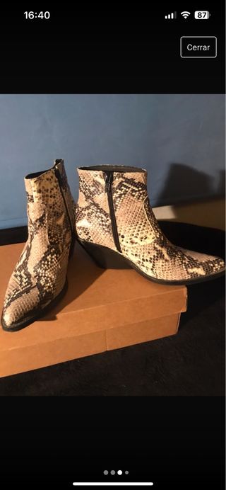 Botines camperos talla 38 piel. Dibujo serpiente