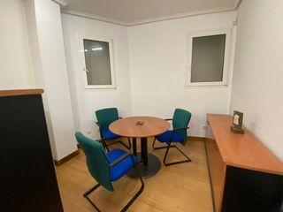 Mesa y sillas de despacho con cajonera