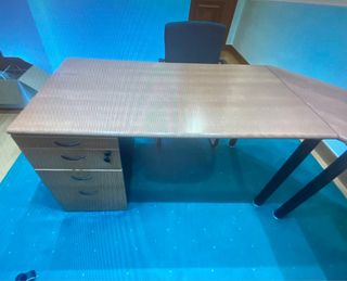 Mesa y sillas de despacho con cajonera
