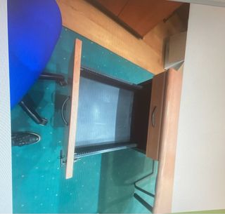 Mesa y sillas de despacho con cajonera