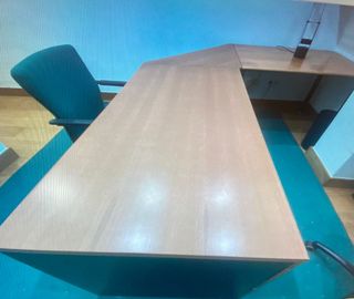 Mesa y sillas de despacho con cajonera