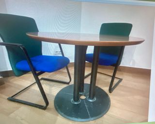 Mesa y sillas de despacho con cajonera