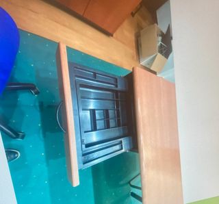 Mesa y sillas de despacho con cajonera