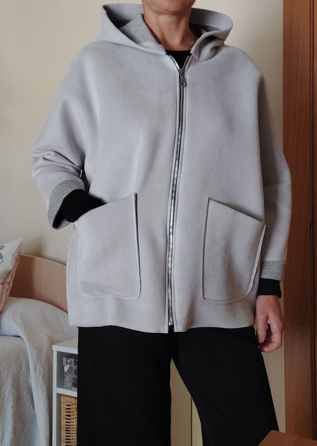 Chaqueta estilo neopreno con capucha