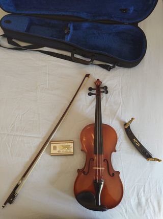 Violín con su estuche