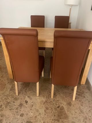 Conjunto Mesa comedor y cuatro sillas polipiel
