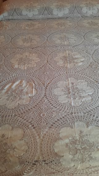 COLCHA BORDADA Y GANCHILLO