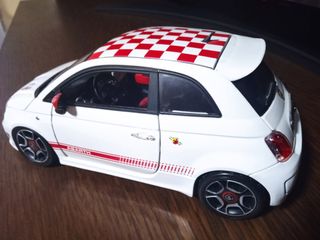 Coche Fiat Abarth 500 a escala 1:18 de colección