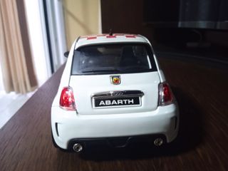 Coche Fiat Abarth 500 a escala 1:18 de colección
