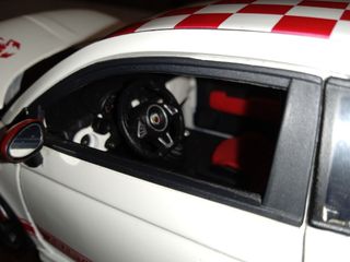 Coche Fiat Abarth 500 a escala 1:18 de colección