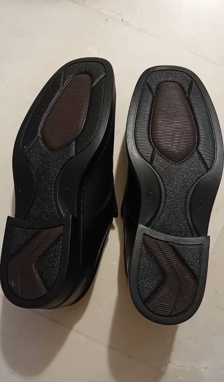 Par de zapatos negros
