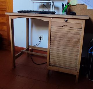 Escritorio de madera, con cajonera