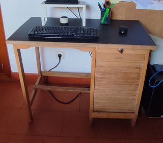 Escritorio de madera, con cajonera