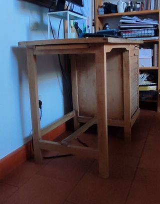 Escritorio de madera, con cajonera
