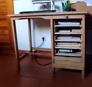 Escritorio de madera, con cajonera