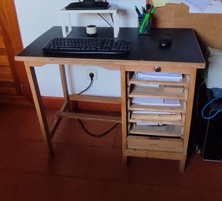 Escritorio de madera, con cajonera