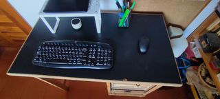 Escritorio de madera, con cajonera