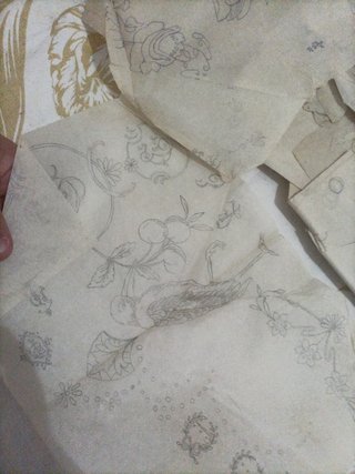 Hojas de papel con dibujos para bordados