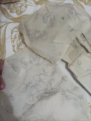 Hojas de papel con dibujos para bordados
