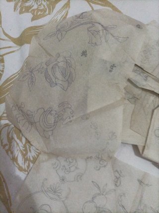 Hojas de papel con dibujos para bordados