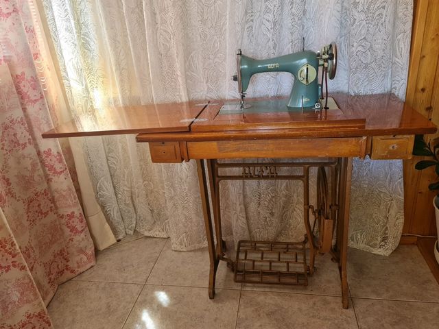 Maquina de coser antigua.